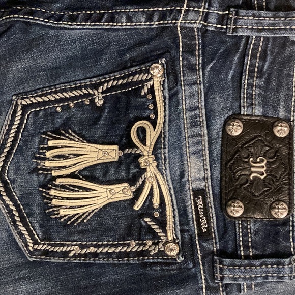 MISS ME JEANS! Size 31. Inseam 32-33. All the jewels/ buttons still in tact! - Picture 5 of 5